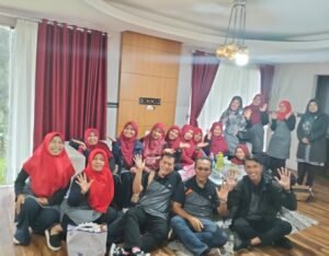 Keluarga Besar FK-PKBM Agam Rekreasi ke Saribu Rumah Gadang