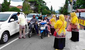 Berbagi Takjil Jelang Buka Puasa,Wujud Sosial DPD Golkar Kabupaten Pasaman