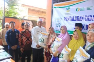 Bupati Pasaman Barat Hamsuardi, Serahkan Bantuan Beras Kepada KPM