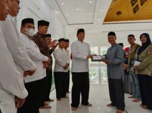 Bupati Pd. Pariaman Serahkan Zakat Baznas ke PSM,Tagana, Veteran, TKSK