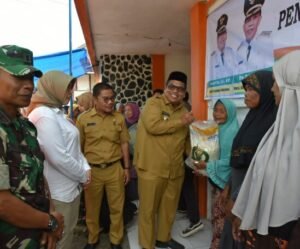 Bupati Pd. Pariaman Suhatri Bur, Serahkan Beras Kel. Kurang Mampu