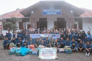 Ibadah Ramadhan, BEM ITBHAS Bagikan Takjil di Kota Bukittinggi