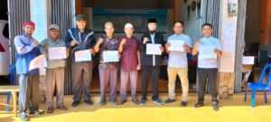 Pj Wali Nagari Langgam Sepakat, Serahkan KK Masyarakat Secara Simbolis