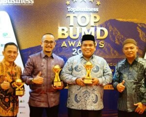 Bupati Pd. Pariaman Terima Tiga Penghargaan Top BUMD Awards 2023