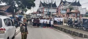 Shalat Idul Fitri Jumat Masjid Jamik Tigo Baleh Melimpah Sampai Ke Jalan Raya