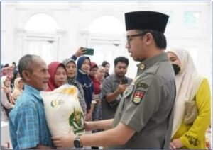 Wako Bukittinggi Erman, Serahkan Bantuan Beras CPP Terhadap 4.464 KK