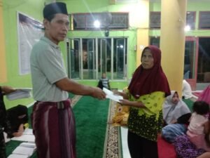 Masjid Baitul Makwa Permata Harbaindo Pampangan,  Serahkan Zakat Fitrah