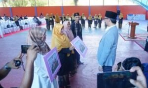 Wako Bukittinggi Serahkan Insentif dan THR Guru Honor Kota Bukittinggi