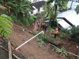 Jalan Provinsi di  Palembayan Tertutup Material Longsor