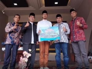 Wako Bersama Anggota DPRD Bukittinggi Serahkan Hibah Pada IKTR