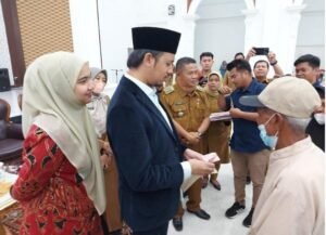 Wako Bukittinggi Serahkan Bansos Sembako dan PKH Tahap II