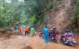 Kelok 9 Didera Bencana Alam, Tanah Longsor Seret Mini Bus ke Tepi Jurang
