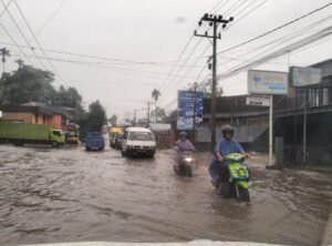 Jalan Bukittinggi-Medan di Lapau Konsi Gadut, Tilatang Kamang Banjir