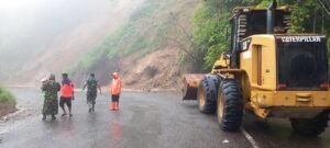 Hujan Sabtu Hingga Minggu, Sejumlah Titik Jalan Agam Ditimpa Longsor
