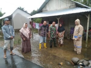 Polsek Lembah Melintang Pantau Ketinggian Air di Pemukiman Warga