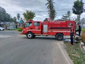 Petugas Damkar Agam Pos Lubuk Basung Ngisi Air Tengki ‘Manggadang’