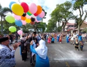Wako Erman Safar dan Bunda PAUD Lepas Pawai TK/PAUD Kota Bukittinggi