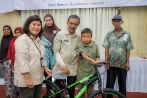 Sekda Mara Ondak,  Serahkan Bantuan Atensi Penyandang Disabilitas