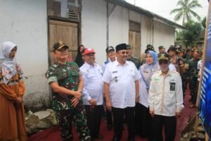 Bupati Pasaman dan Danjen Akademi TNI, Kunjungi Bedah Rumah Mia