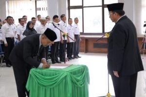 Bersama Pejabat Lain, Bupati Pasaman Lantik Budhi Hermawan Kadis Kominfo