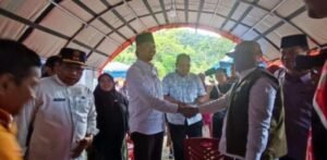 Duka Bersama, Wako Bukittinggi Erman Safar Serahkan Bantu Bencana Tj. Raya