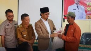 Perangkat Kelurahan Tarok Dipo Bukittinggi Diberi Perlengkapan