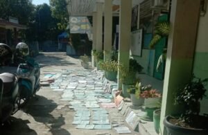 SMA Perti Kota Padang, Jemur Kembali Buku Yang Basah Direndam Banjir