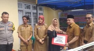 Ketua DPRD Bukittinggi Benny Yusrial, Serahkan Alsintan ke Keltan Ld. Cakiah