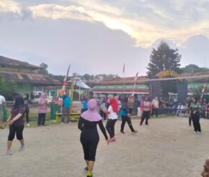 Sengit Pertandingan, Regu Voli Putri RW II Menang Lawan RW I Skor Akhir 2-1