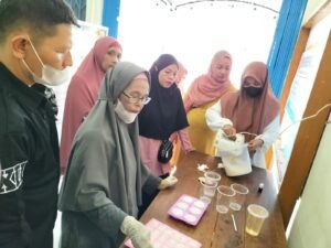 Koperasi ASM IV Koto Aur Malintang Gelar Pelatihan Pembuatan Sabun VCO