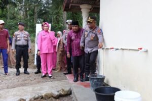 Polres Agam Rehap Dan Salurkan Bantuan Air Bersih Musholla Silayang