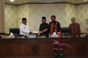 Diwakili Sekda, Bupati Agam Serahkan Ranperda APBDP Tahun 2023