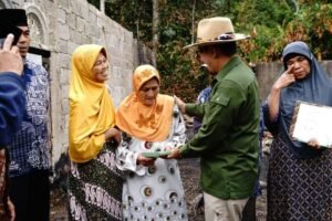 Bupati Tanah Datar Serahkan Bantuan BAZ Korban Kebakaran Jorong Sialahan