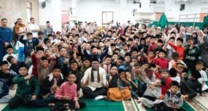 Bupati Eka Putra Putra Subuh Berjamaah di Masjid Raya Lantai Batu