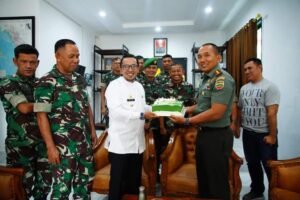 HUT TNI ke 78 Tanah Datar, Dandim Terima Kue dari Bupati Eka Putra