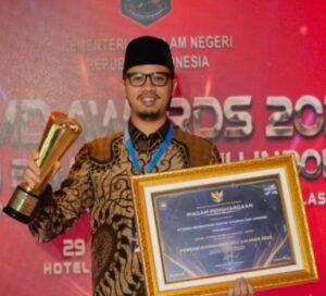 Wako Terima Penghargaan, PT. BPRS Jam Gadang Nomor 1 di Indonesia