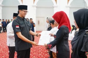 Wali Kota Bukittinggi Serahkan SK Kenaikan Pangkat PNS dan Pensiunan