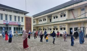 Kaum Hawa Senam Pagi di Pelataran RSUD Lubuk Basung, Tanpa Adam