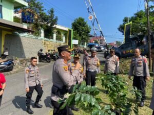 Polres Agam Tanam Sepuluh Juta Pohon di Perumnas Talago Permai