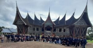 245 Mahasiswa Bung Hatta Seminar Adat Minang di Istano Silinduang Bulan