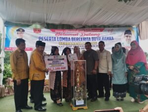 Group Ampek Angkek Menang, Bupati Agam Serahkan Hadiah dan Tropi