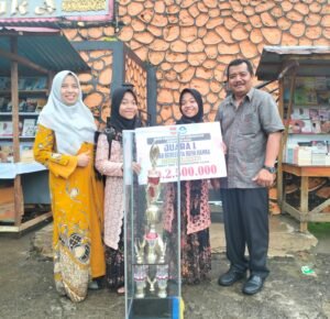 Sikembar Febriana dan Febriani Juara 1 Lomba Bercerita Buya Hamka