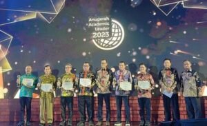 Rektor UNP Prof. Ganefri Raih Anugerah Rektor Terbaik se-Indonesia