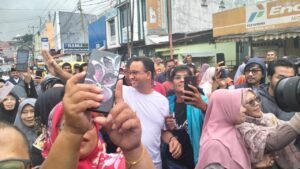 Calon Presiden RI Anies Dikerumuni Massa di Rmh Kelahiran Bung Hatta