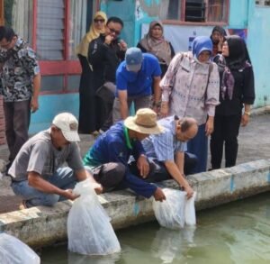 H. Ismet Amzis SH Bagikan 80 ribu Benih Ikan Mas dan 5,2 ton Pakan Ikan