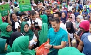 Menteri Uno Buka Bazar Sembako Murah di Pasar Atas Bukittinggi