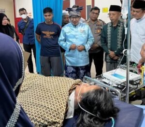 Bupati Tanah Datar Eka Putra Besuk Mira, Korban Sambaran Petir