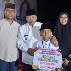 Bupati Agam Serahkan Hadiah MHQ ke II, Tingkat Kabupaten Agam