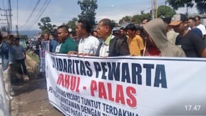 Khawatir Tuntutan JPU Tidak Imbang, Puluhan Wartawan  Demo ke Kejari Pd. Lawas