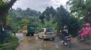 Di Sungai Landia, Bahu Jalan Amblas, Anak Muda Pungutan Uang di Jalan?